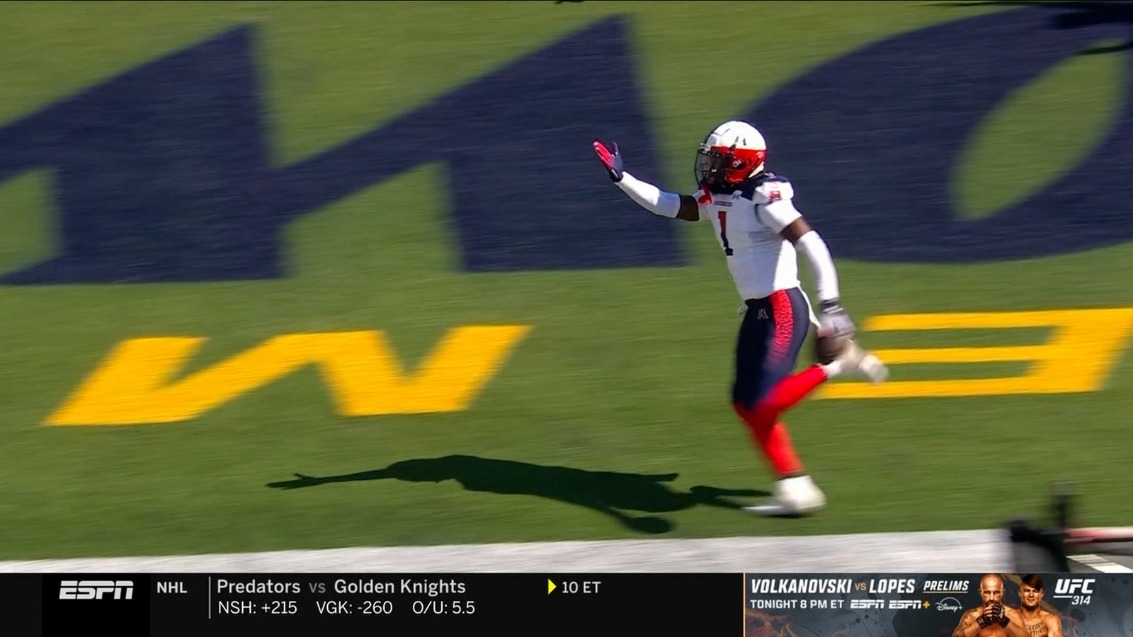 Leon O'Neal secures the pick and takes it 30 yards for a Roughnecks' TD