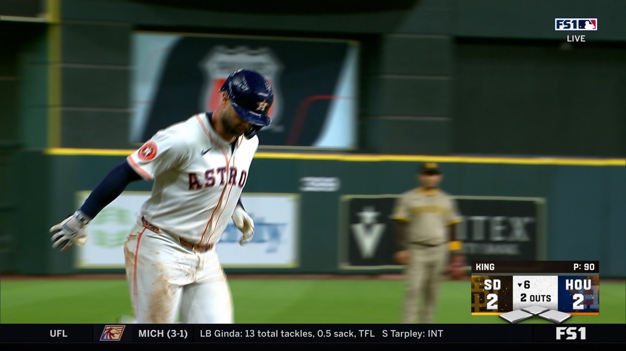 Astros' Christian Walker crushes a two-run homer to tie the game against Padres