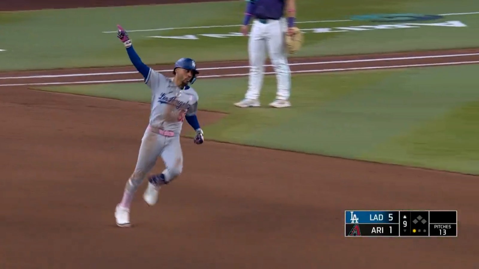 Mookie Betts extends Dodgers' lead with solo home run against Diamondbacks
