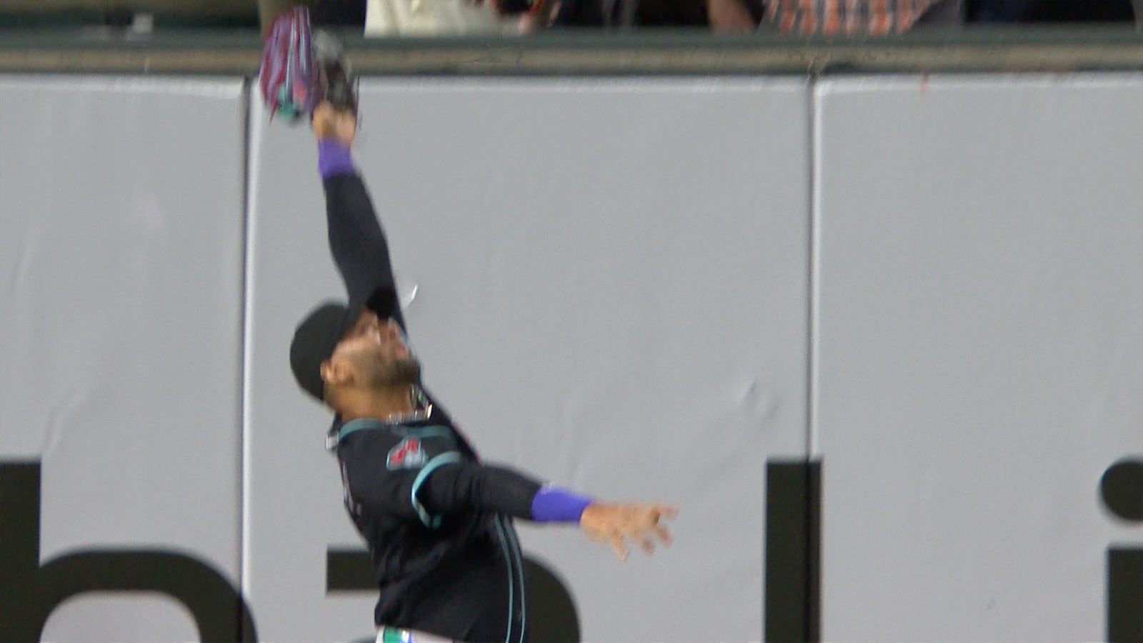Lourdes Gurriel makes leaping catch to preserve Diamondbacks' 2-1 lead vs. Giants