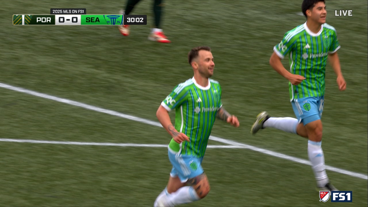 Sounders' Albert Rusnák scores from outside the box, giving team lead over Timbers