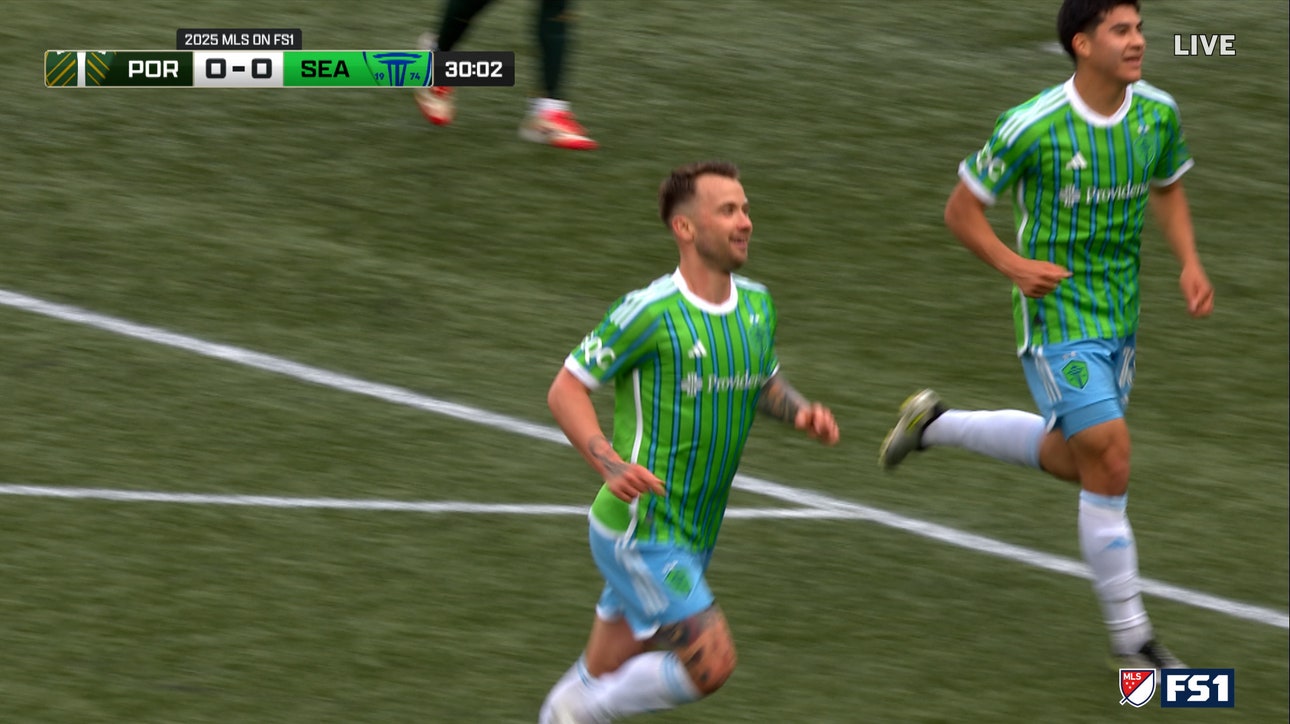 Sounders' Albert Rusnák scores from outside the box, giving team lead over Timbers