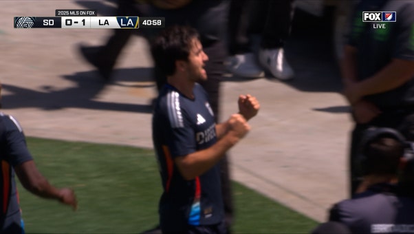 San Diego's Luca de la Torre scores against Galaxy to level the score at 1–1 in 41'