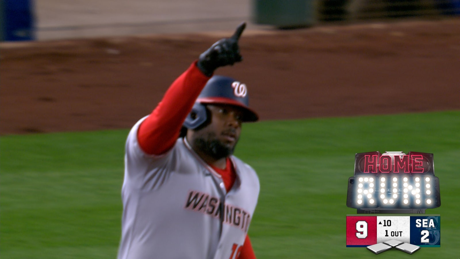 Josh Bell crushes a three-run home run in extra innings to power Nationals over Mariners