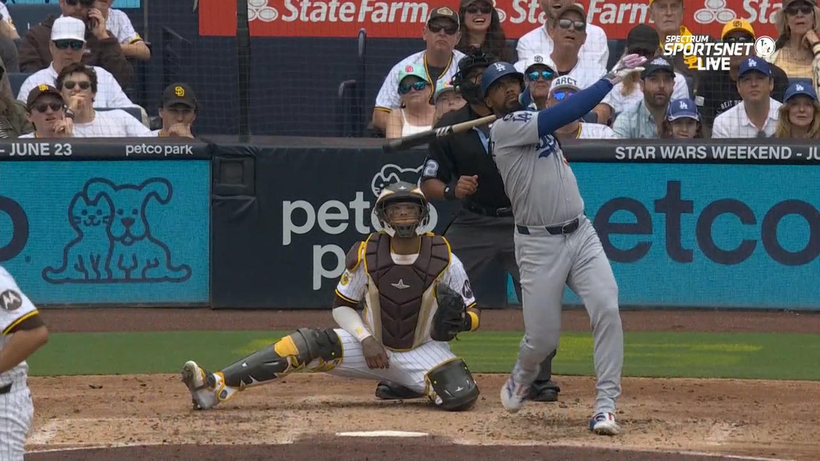 Dodgers’ Teoscar Hernandez hits go-ahead three-run homer vs. Padres