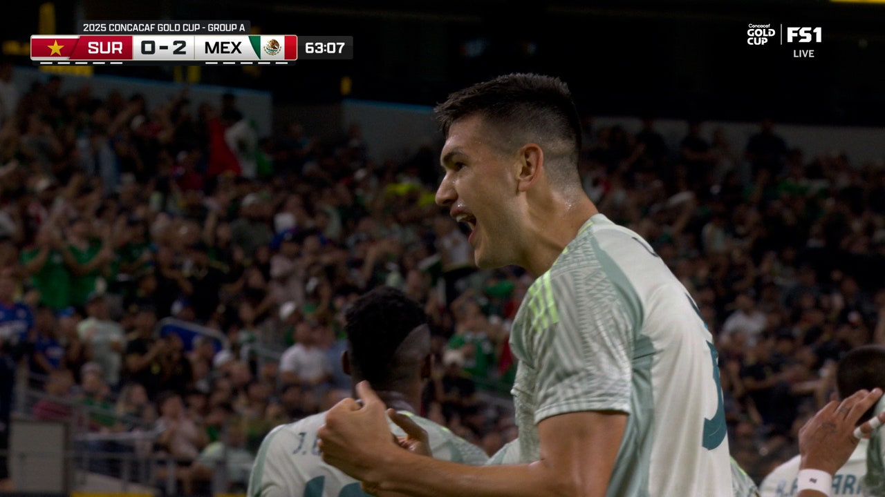 Mexico's César Montes converts on second goal of game vs. Suriname