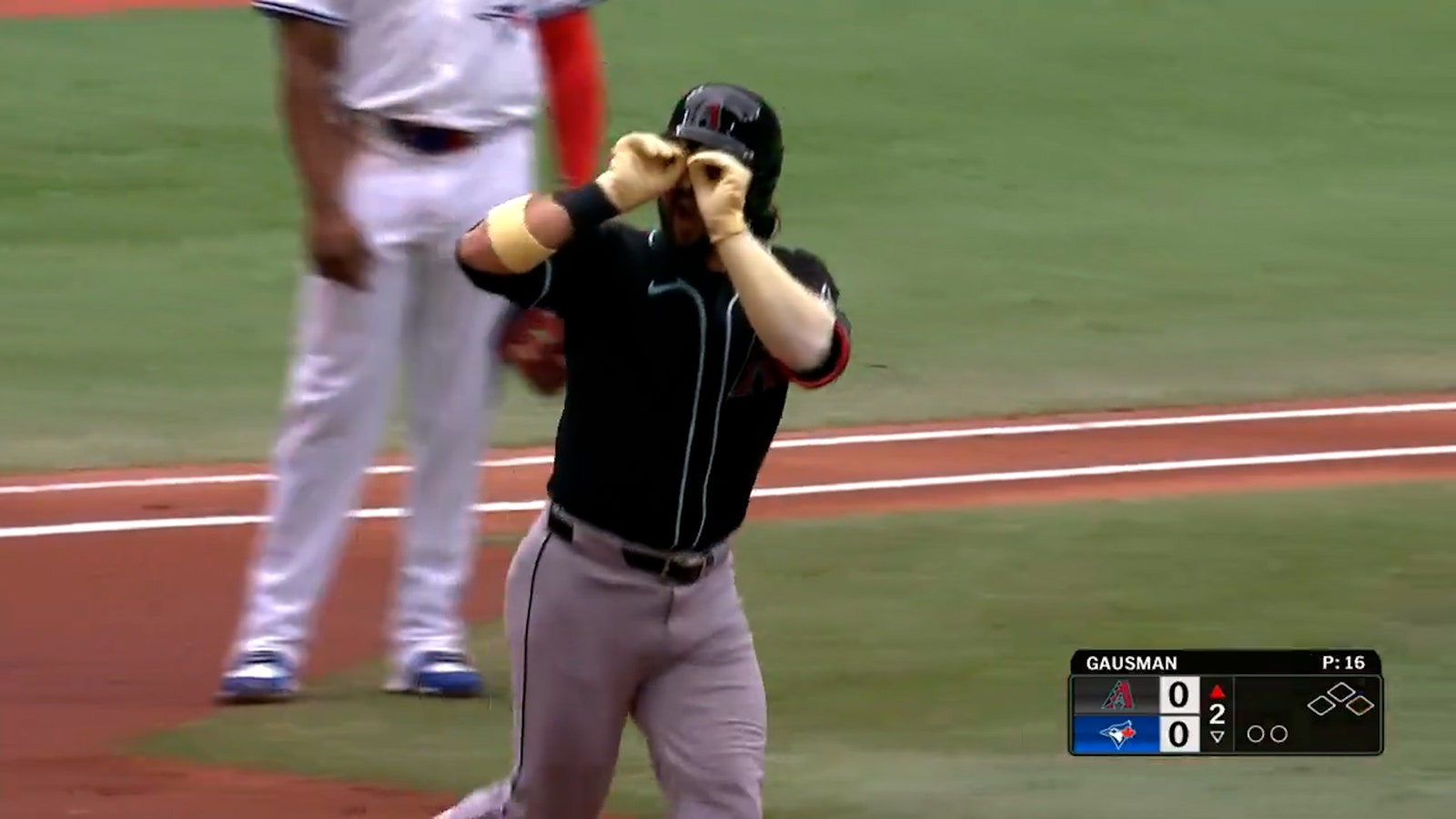  Diamondbacks' Eugenio Suárez smashes a two-run homer vs. Blue Jays, his 22nd of season