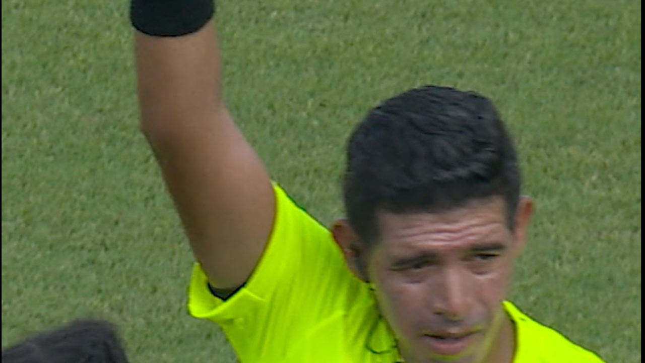 Jean-Kévin Duverne gets sent off in the 39' against Trinidad and Tobago