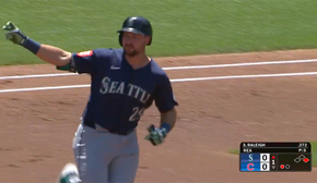 Mariners' Cal Raleigh smashes MLB-leading 31st home run, a two-run shot vs. Cubs