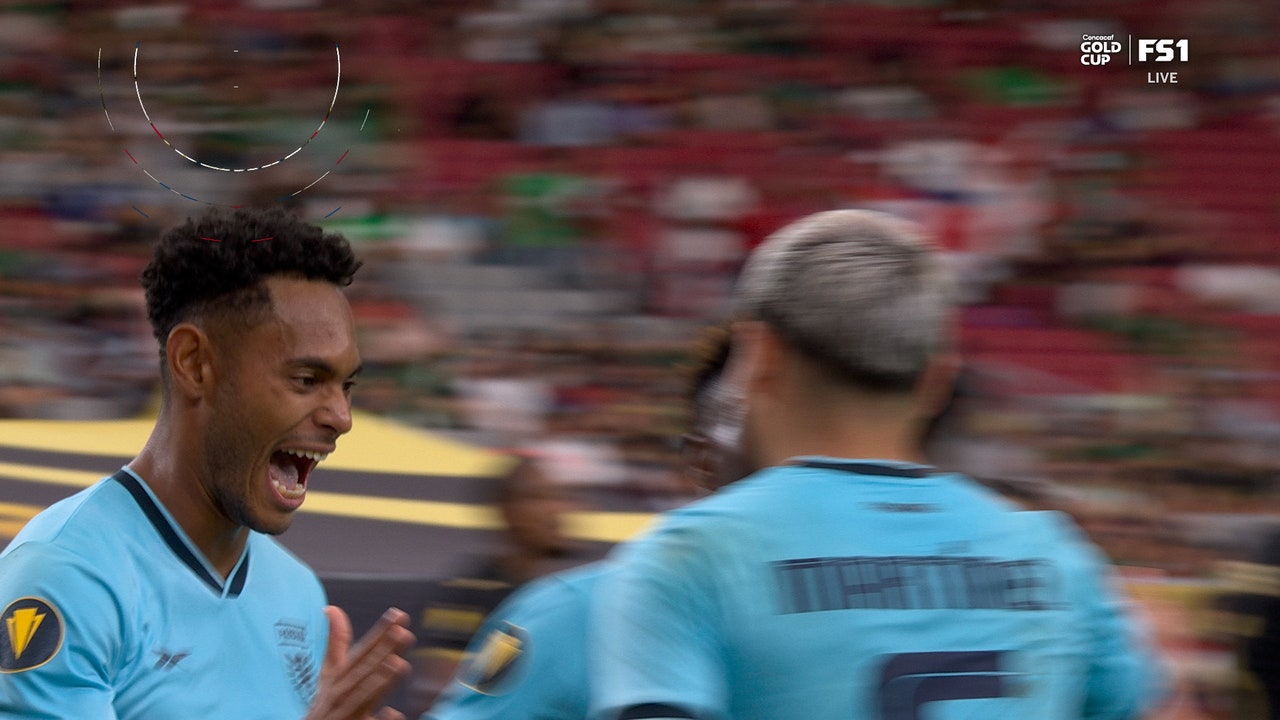 Ismael Díaz converts from the penalty spot giving Panama a 1-0 lead over Honduras