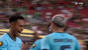 Ismael Díaz converts from the penalty spot giving Panama a 1-0 lead over Honduras