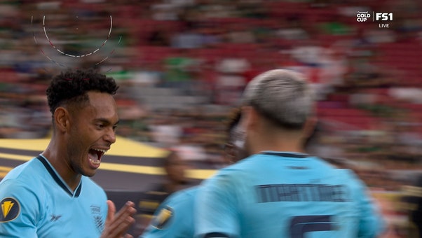 Ismael Díaz converts from the penalty spot giving Panama a 1-0 lead over Honduras