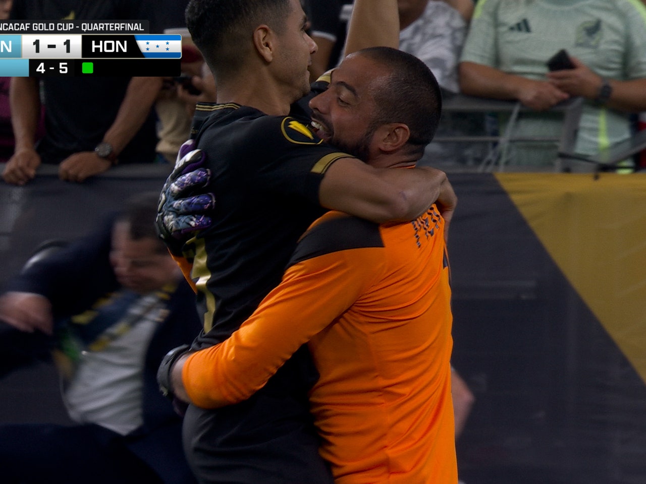 Carlos Pineda converts from the spot, taking Honduras past Panama