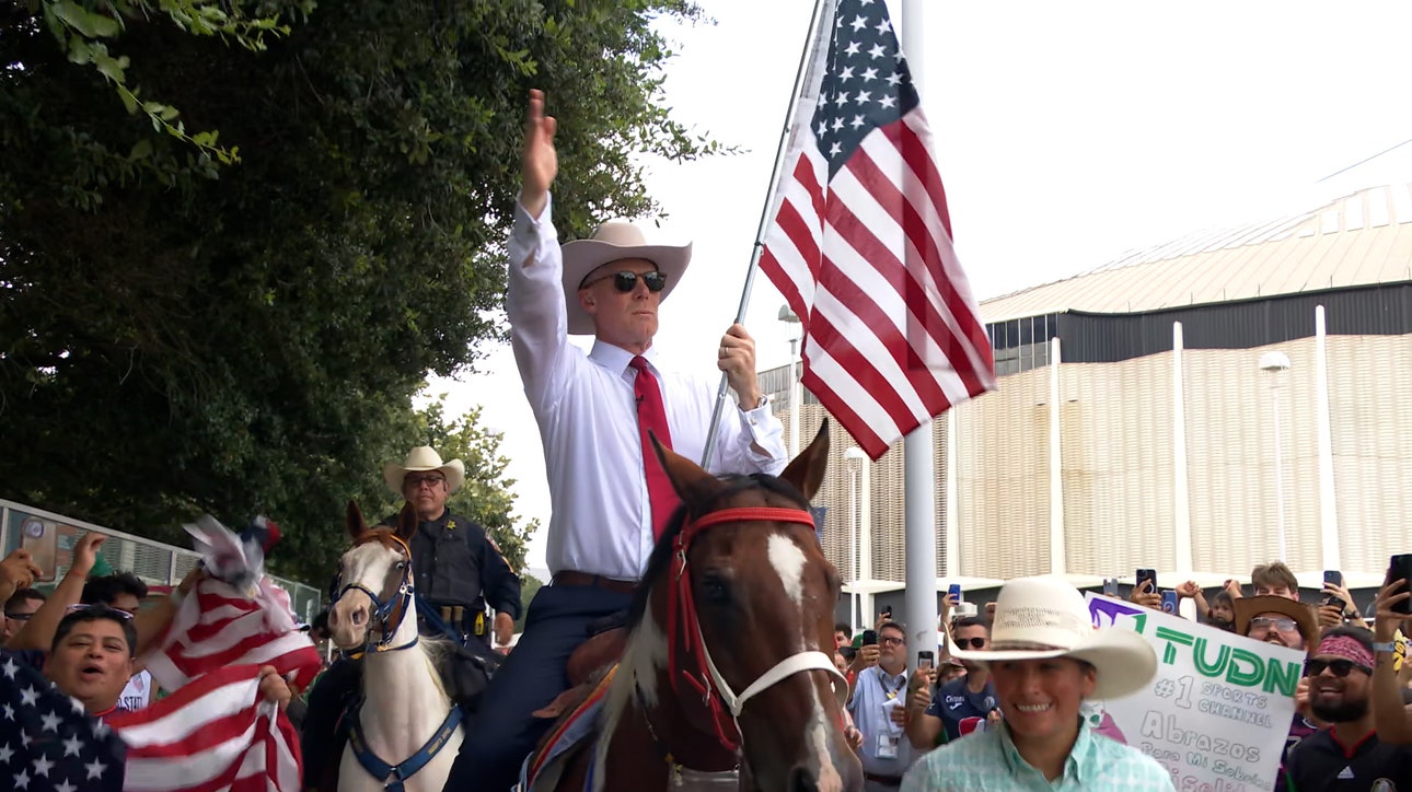 Alexi Lalas arrives to Gold Cup Final on horseback | FOX Soccer