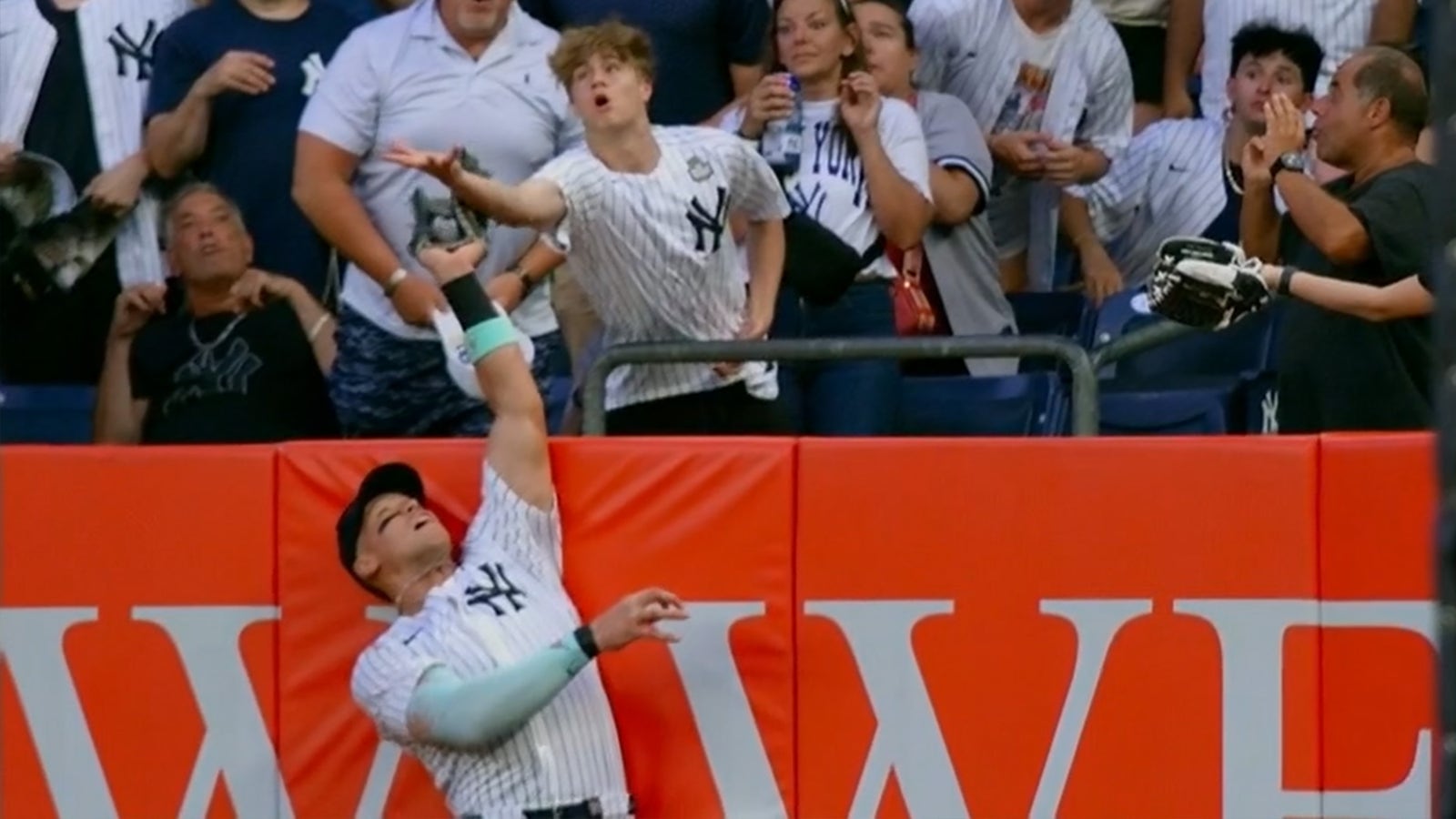 Aaron Judge robs PCA's HR and goes on to make diving catch to preserve Yankees' lead vs. Cubs