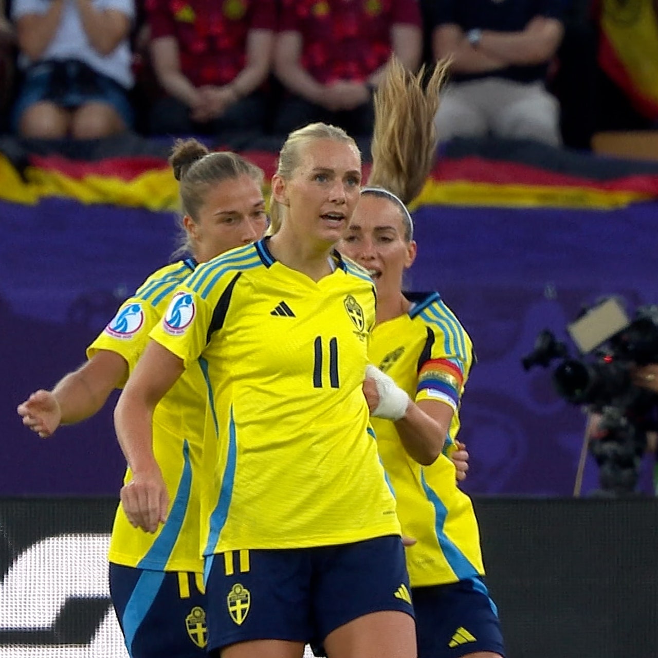 Stina Blackstenius scores to bring Sweden level 1-1 vs. Germany