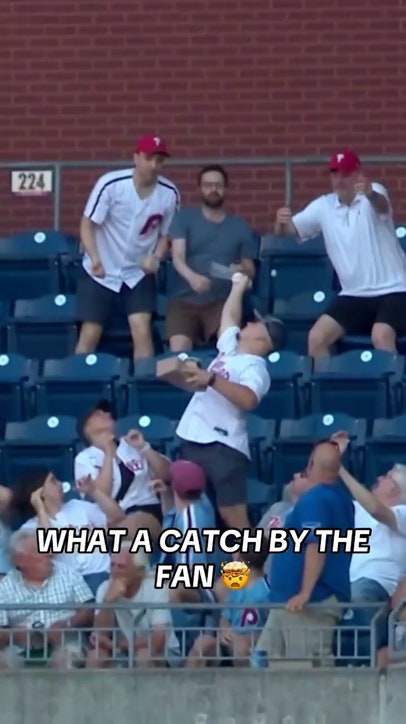 Phillies fan makes an incredible catch with food in his hands