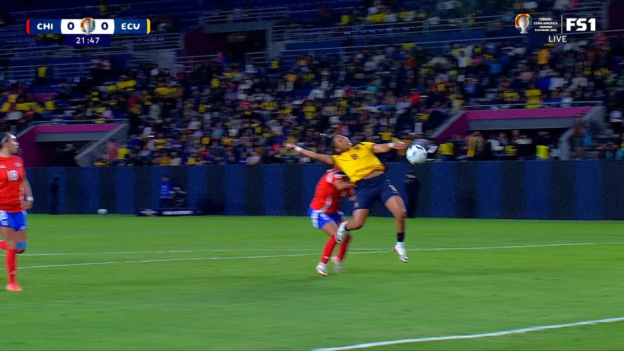 Nayely Bolaños scores a PK in 24' to give Ecuador a 1-0 lead over Chile