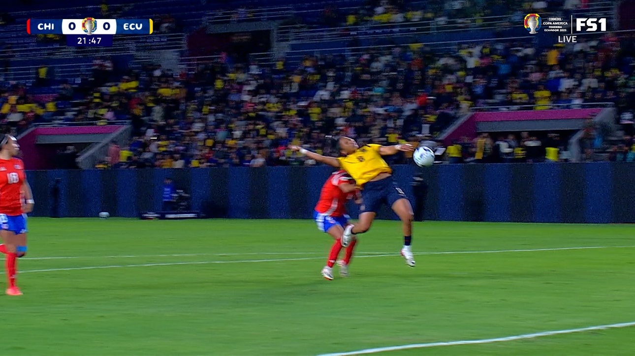 Nayely Bolaños scores a PK in 24' to give Ecuador a 1-0 lead over Chile