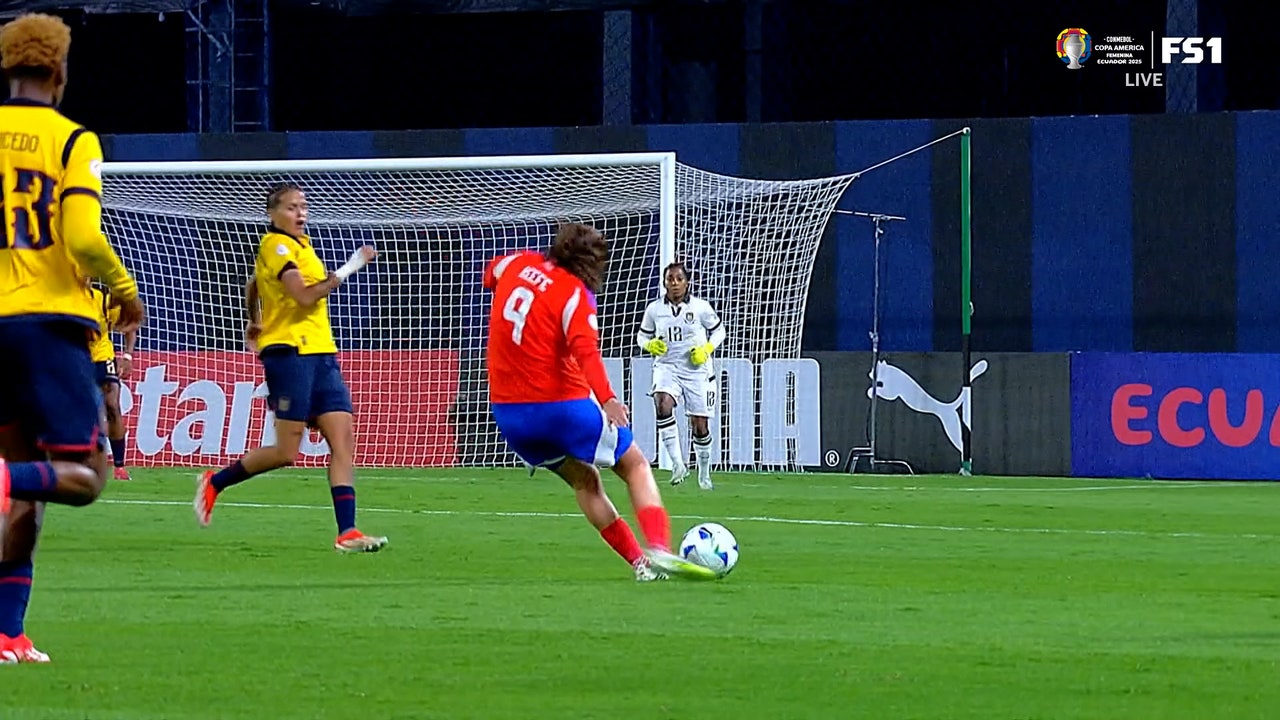 Sonya Keefe scores a goal in 35' to bring Chile level with Ecuador at 1-1      