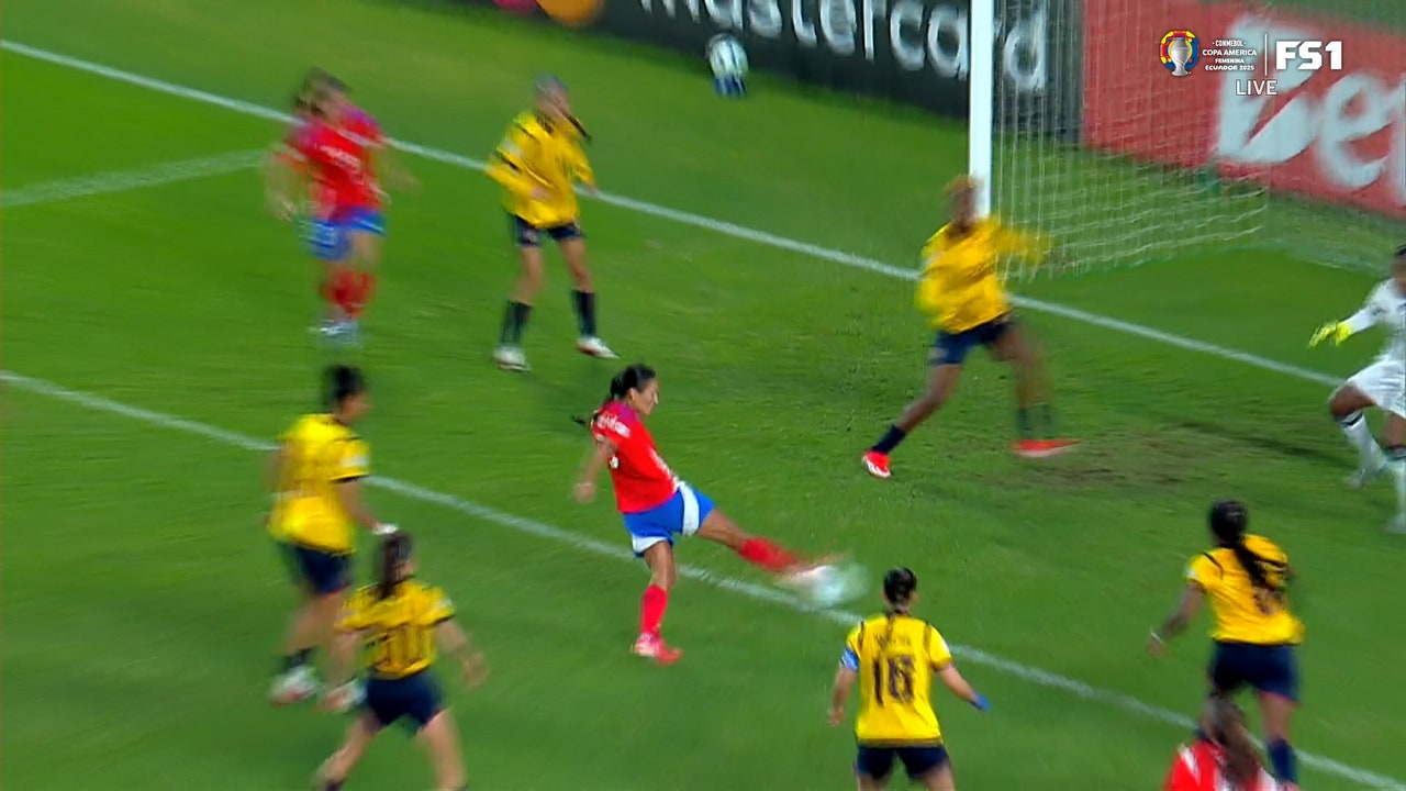 Nayadet López scores a goal in 45' to give Chile a 2-1 lead over Ecuador