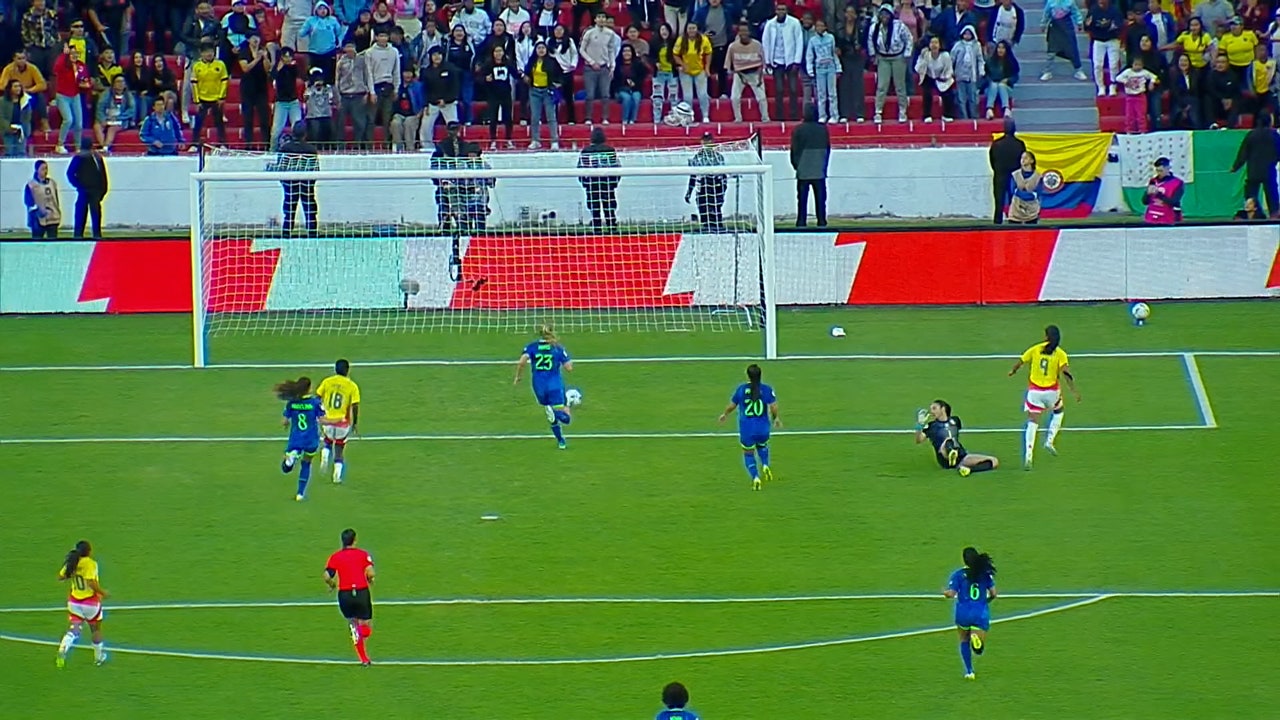 Colombia's Mayra Ramírez scores a late goal in 88' to take a 3-2 lead over Brazil