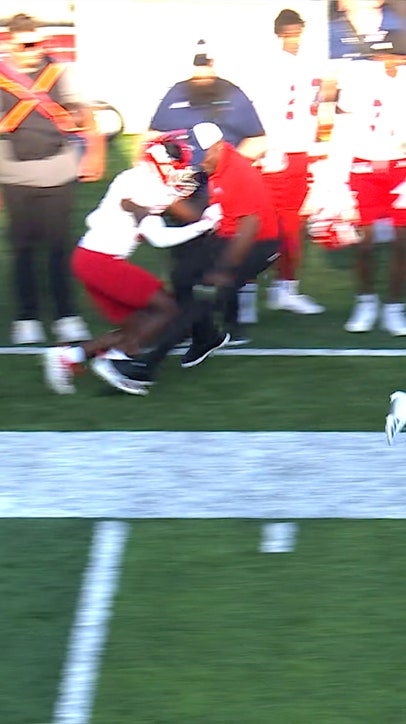 Al'zillion Hamilton knocks down coach during Fresno State vs. Kansas 