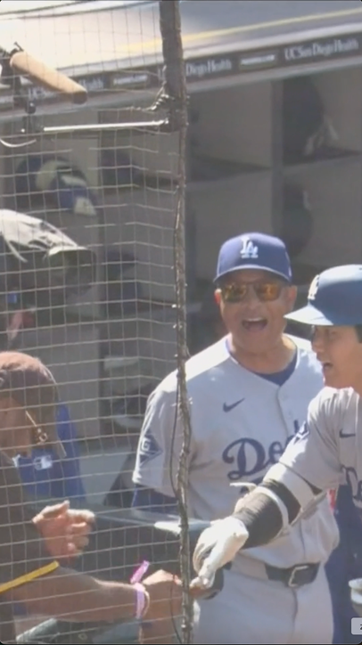 Shohei Ohtani daps up a Padres heckler after hitting a home run in the 9th inning 😂