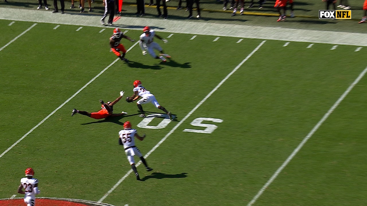 DJ Turner intercetta Joe Flacco per sigillare la vittoria 17-16 di Bengals su Browns DJ Turner intercetta Joe Flacco per sigillare la vittoria 17-16 di Bengals su Browns