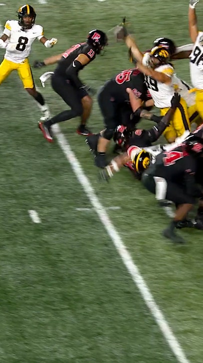 Iowa blocks kick to keep game tied 😱