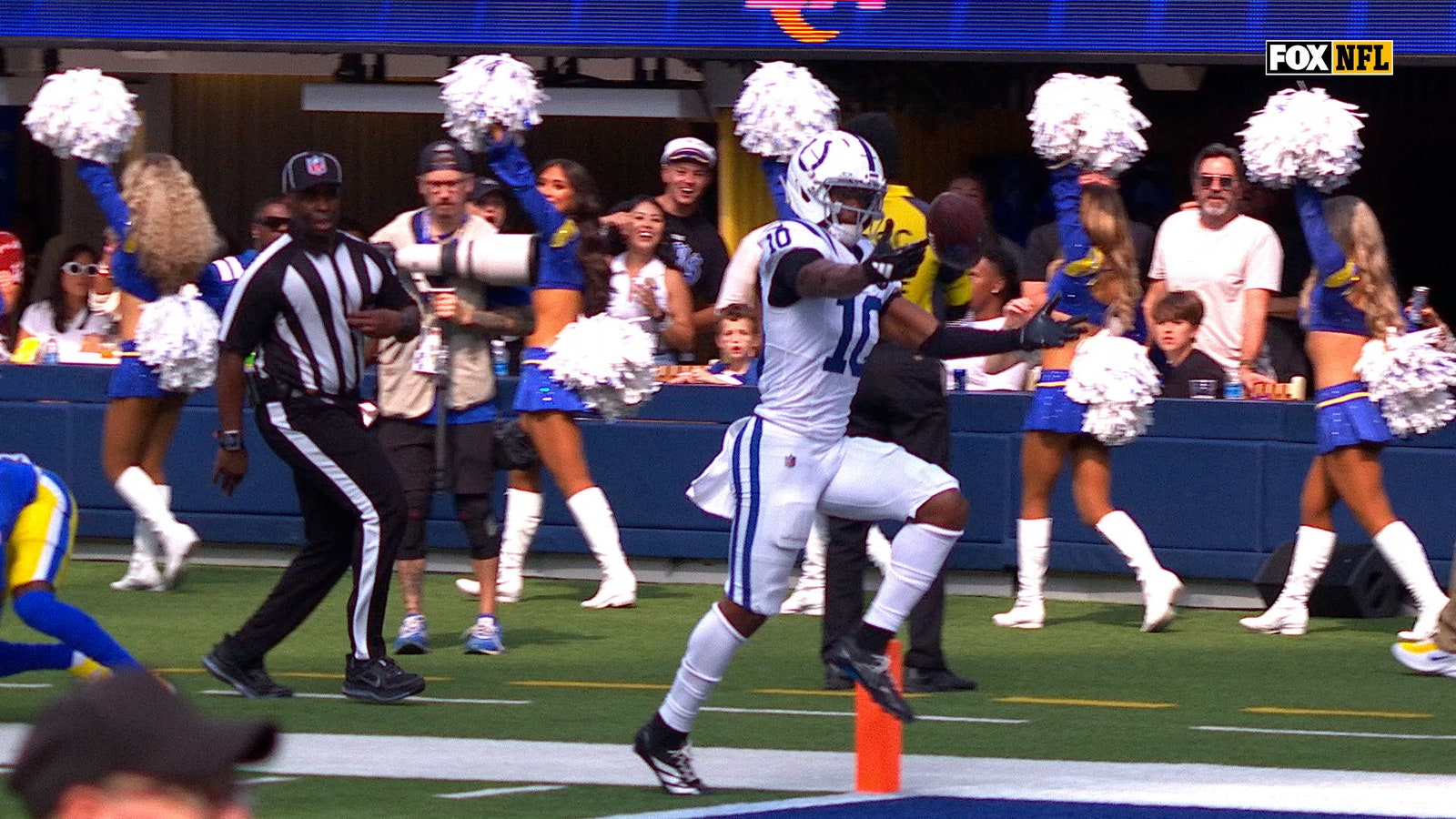 Colts Adonai Mitchell deixou cair a linha de gol do futebol como um motivo de touchback 