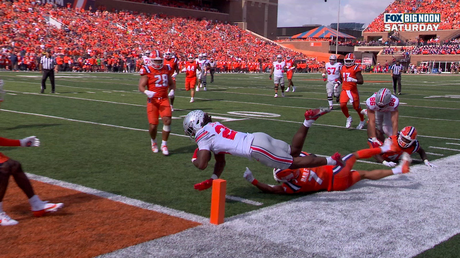 Julian Sayin finds Bo Jackson for a 17-yard touchdown to extend Ohio State's lead over Illinois.