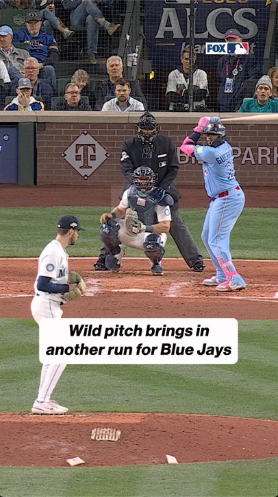 Blue Jays keep on piling runs 😳