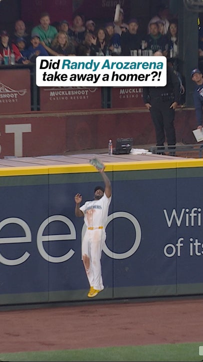 Randy Arozarena GOES UP to make the catch! 😱