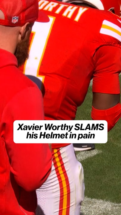 Xavier Worthy holding his shoulder 😬