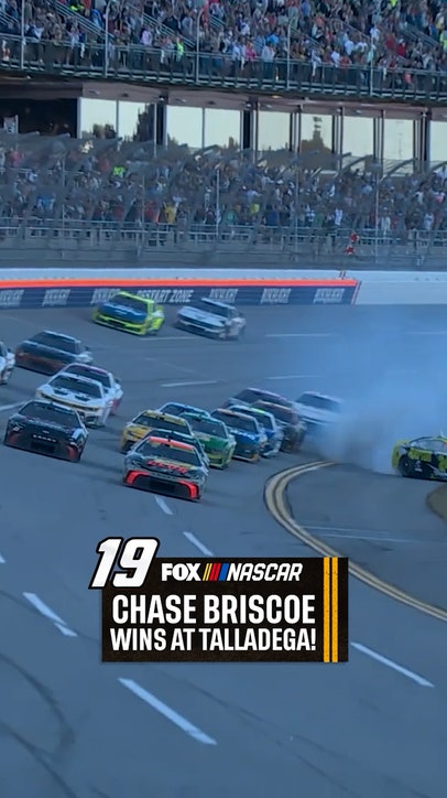 Kyle Larson runs out of gas and Chase Briscoe is headed to the Championship 4! 😱