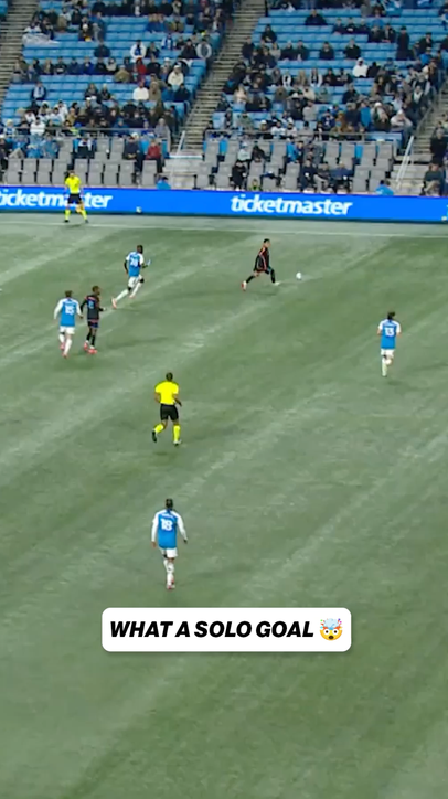 Alonso Martínez danced around the defenders to score this opening goal 👏