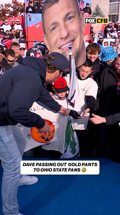 Dave Portnoy gives out GOLD PANTS to Buckeye faithful 🤣