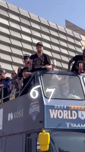 Blake Snell really hit the 67 during the parade! 😂