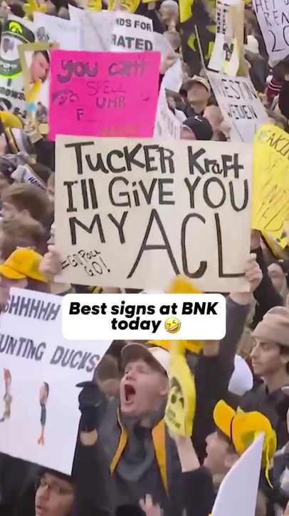 Best signs fans brought to BNK today 🔥