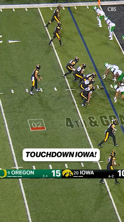 QB Mark Gronowski keeps it for the IOWA TOUCHDOWN 🔥