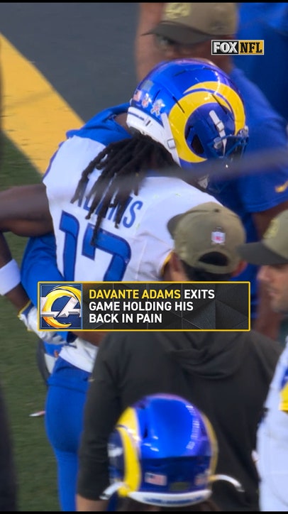 Davante Adams walks to sidelines in pain 😶