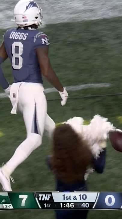 Stefon Diggs threw a ball to a cheerleader 😂