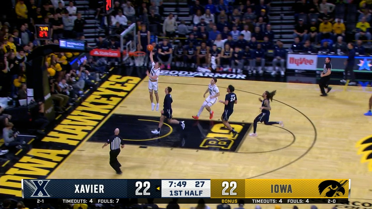 Tavion Banks finds Bennett Stirtz for fastbreak dunk, giving Iowa the lead vs. Xavier 