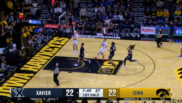 Tavion Banks finds Bennett Stirtz for fastbreak dunk, giving Iowa the lead vs. Xavier 