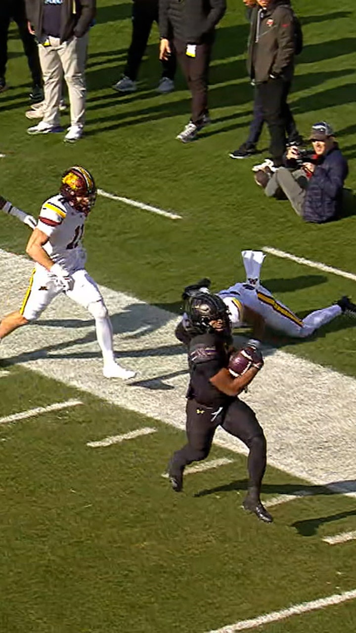 Caleb Komolafe speeds through Minnesota's defense for a 46-yard rushing TD, giving Northwestern early lead