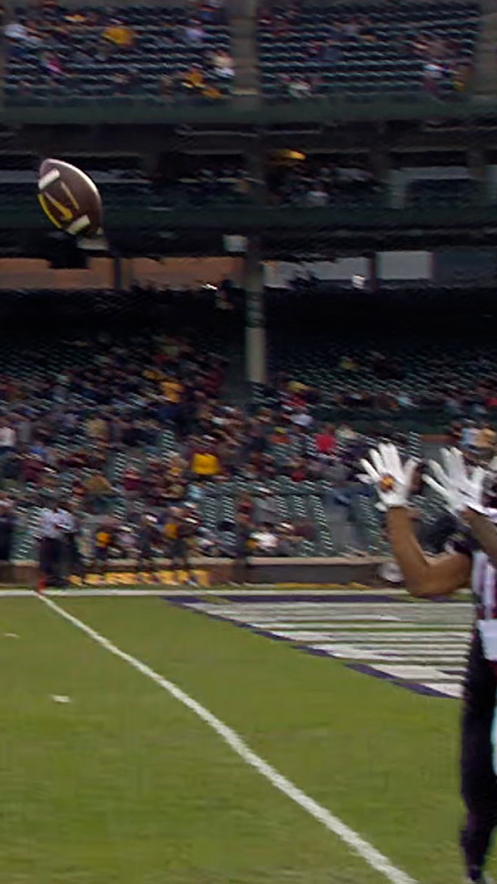 Javon Tracy catches a 28-yard pass for his third TD of the game, Minnesota extends lead over Northwestern