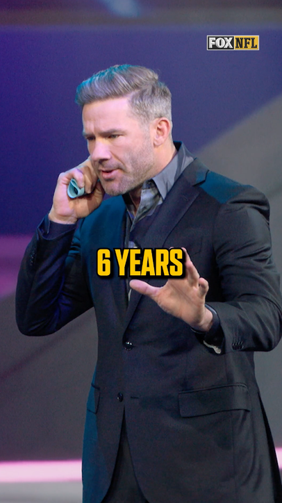 Jules and Jay give the Chiefs VIP access to the club 🥂