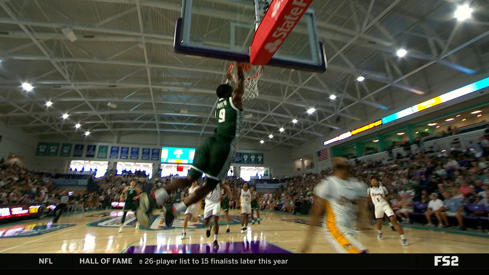 Jeremy Fears trova Trey Fort per una schiacciata Alley-Oop, estendendo il vantaggio dello stato del Michigan sulla Carolina orientale