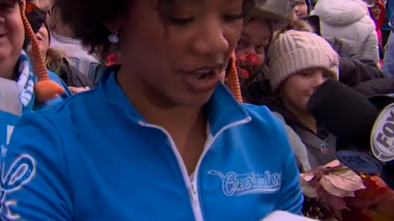 Curt had to share some warm soup with a Lions Cheerleader in that 36 degree weather 🥶😆